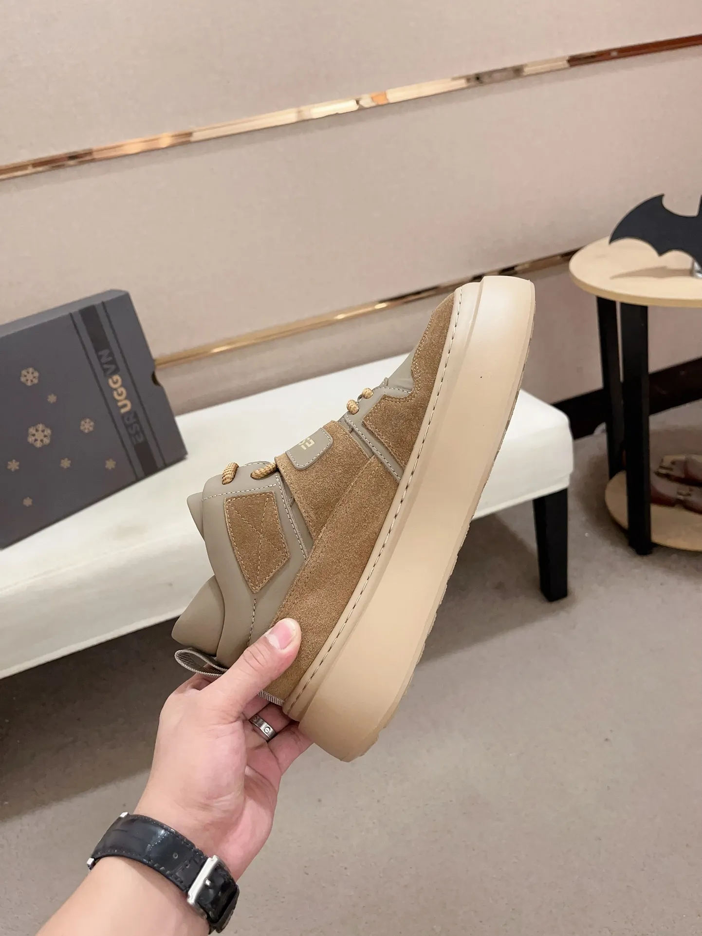 Factory Price: 380 Men's Men's Shoes💰North American Men's Shoes Ugg ☃️In the special sale of new high-quality men's shoes and snow boots in autumn and winter, the nemesis of extreme cold weather! Made of cowhide leather, merino wool lining, and original outsole, whether driving, outdoor or daily wear, there is always one that suits you! Code number 39-44